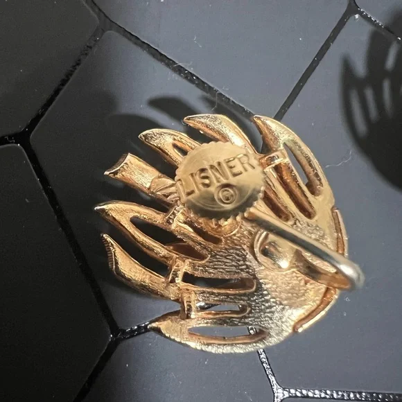 Vintage LISNER Gold Tone Screw Back Leaf Earings - Picture 4 of 5